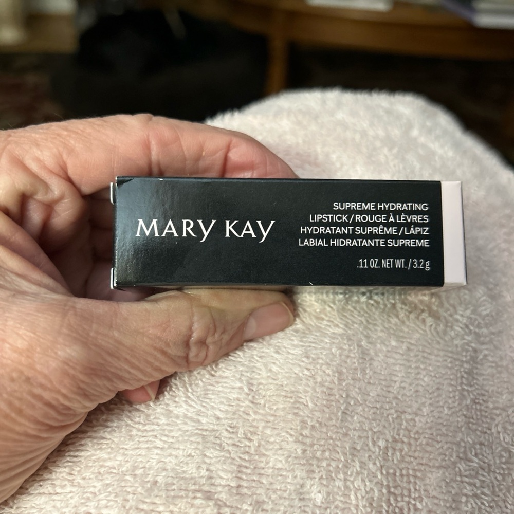 Mary Kay Supreme Hydrating Lipstick - Rockstar Red NIB